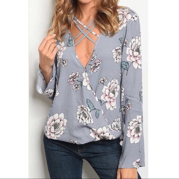 Tops - HOST PICK  ⭐️ Gray Floral Crisscross Top